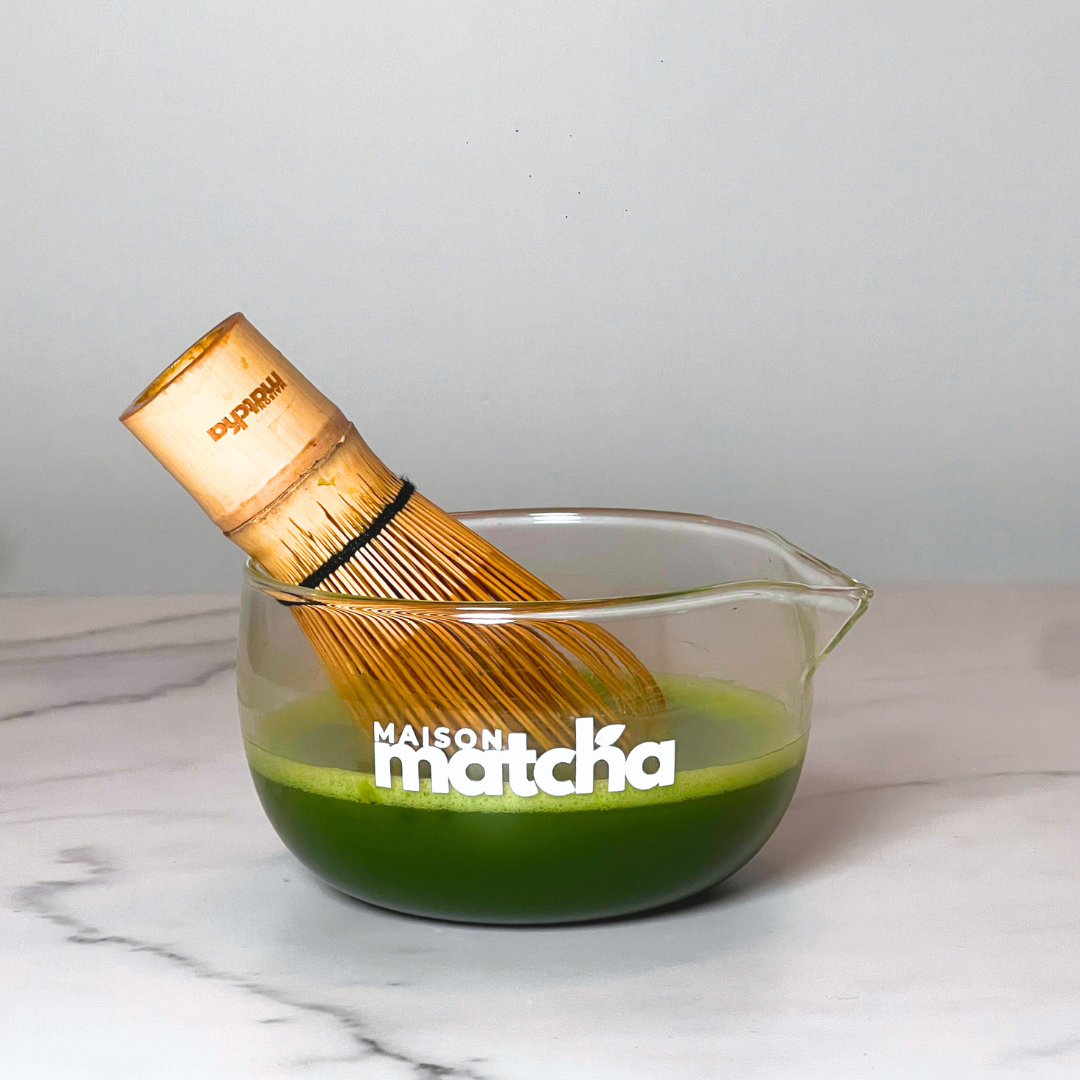 Matcha fraîchement fouetté dans un bol en verre